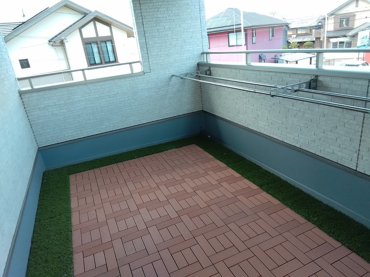 高砂市　2Fベランダ　アルミ製手すり付き笠木被害