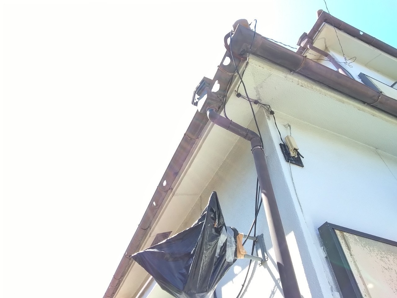 神戸市西　雹被害　軒とい多数の穴開き