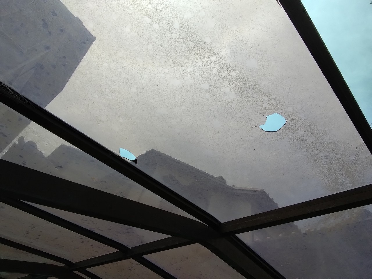 姫路市　カーポートのポリカーボネート雹で貫通