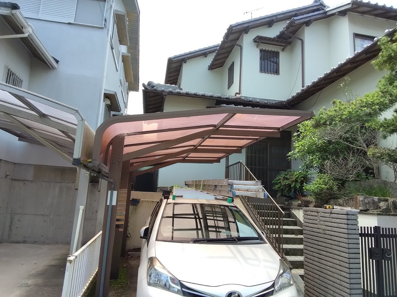 姫路市　カーポートのポリカーボネート破損　現況