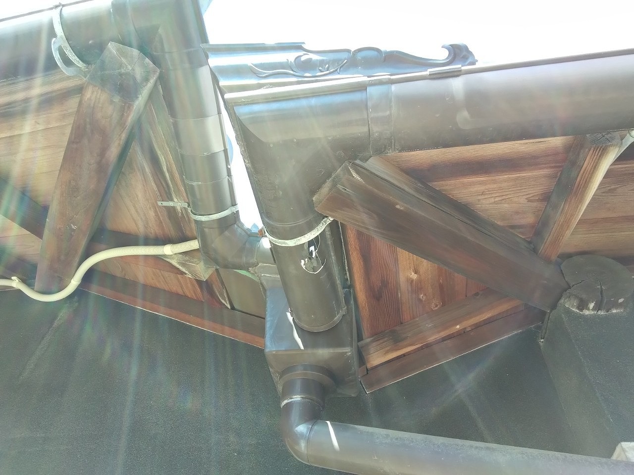 高砂市　下屋根軒樋　出隅曲がり付近に穴