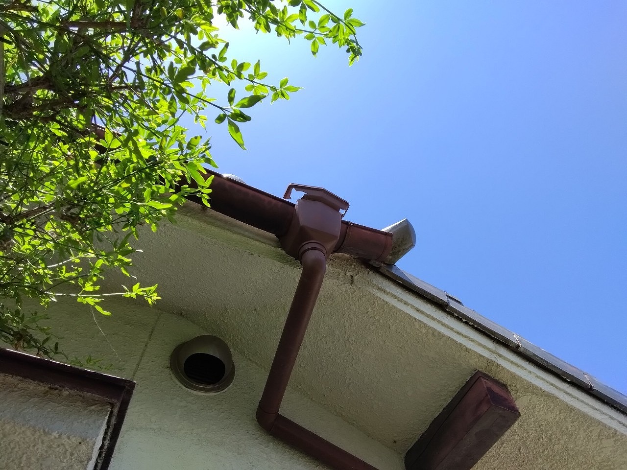 明石市　ひょう災害　雨樋の上合　破損