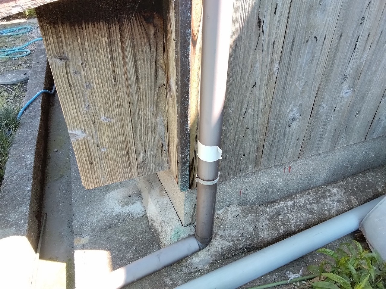 高砂市　雹災害　竪樋(60パイ)に防水テープ