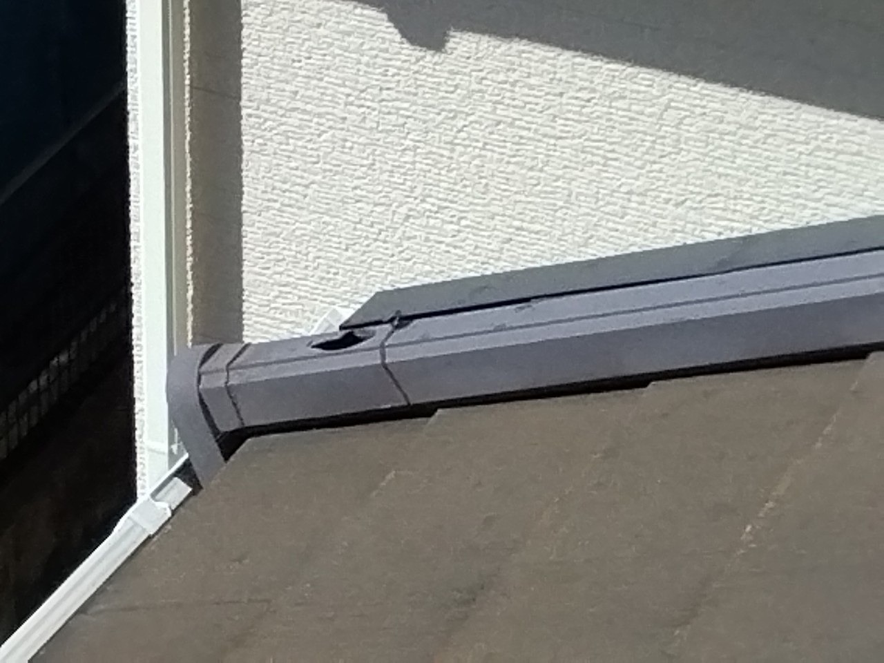 加古郡播磨町　下屋根雹災害這い樋割れ