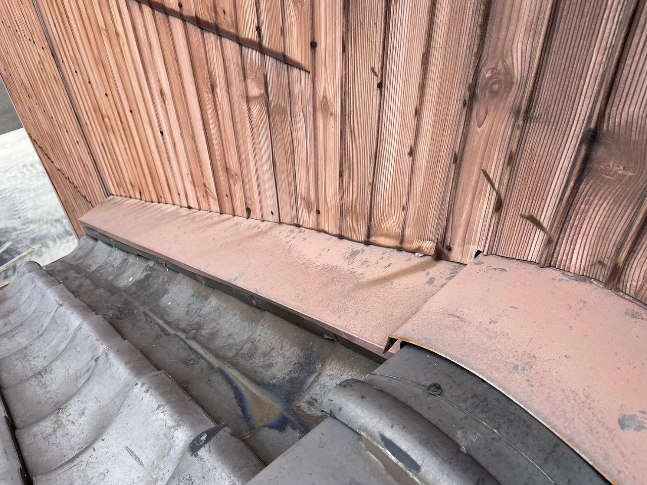 高砂市　雨押え板金・リブトタンにヘコミ確認