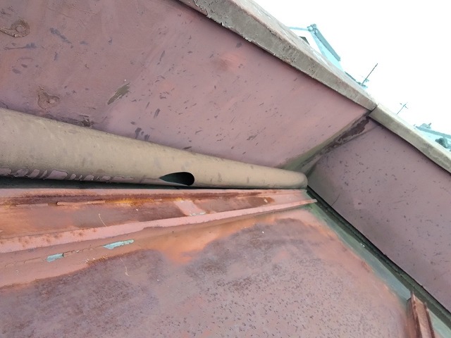 姫路市　2F瓦棒内部　這い樋割れ