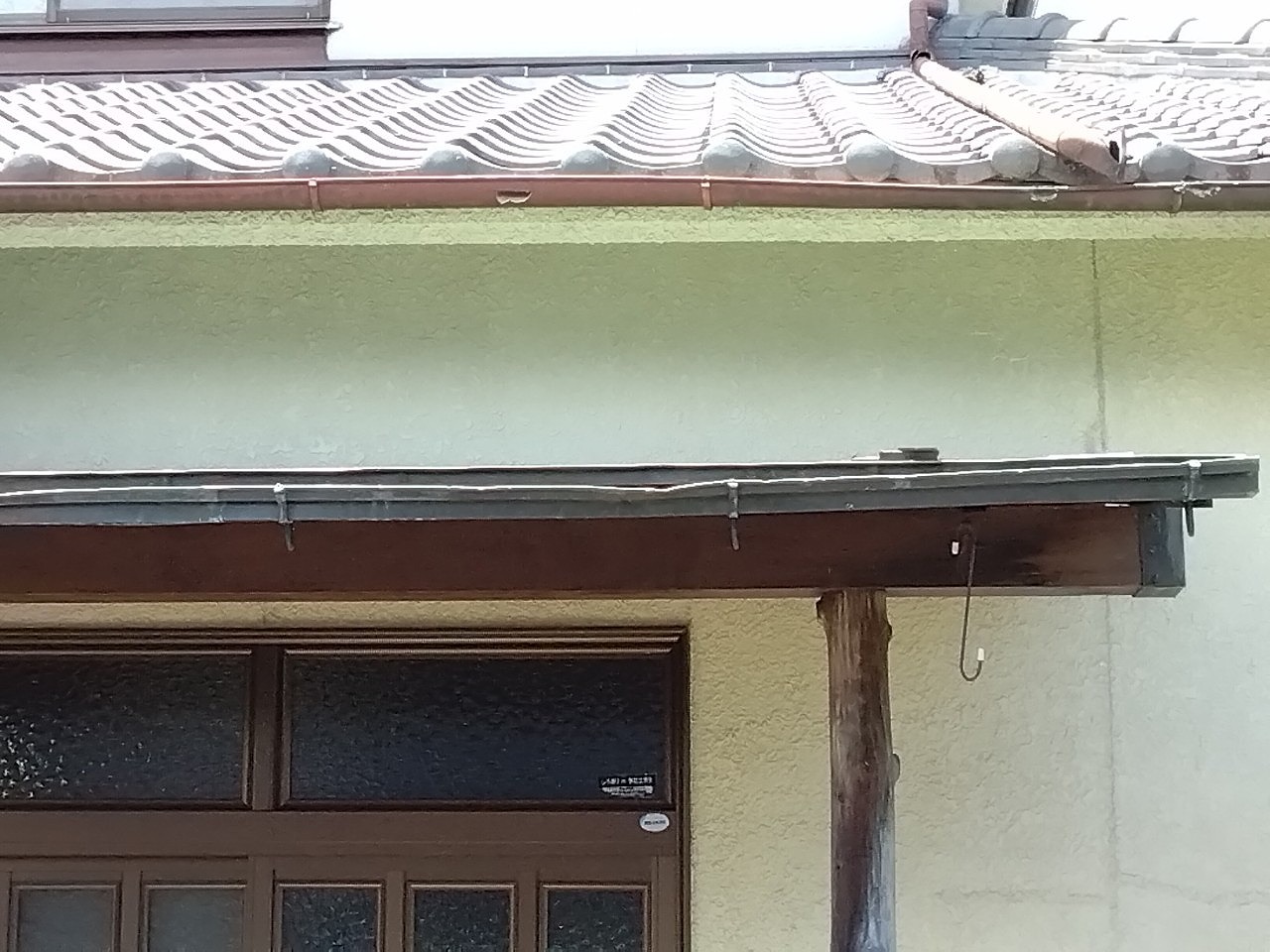 明石市　玄関上の銅板軒樋へこみ