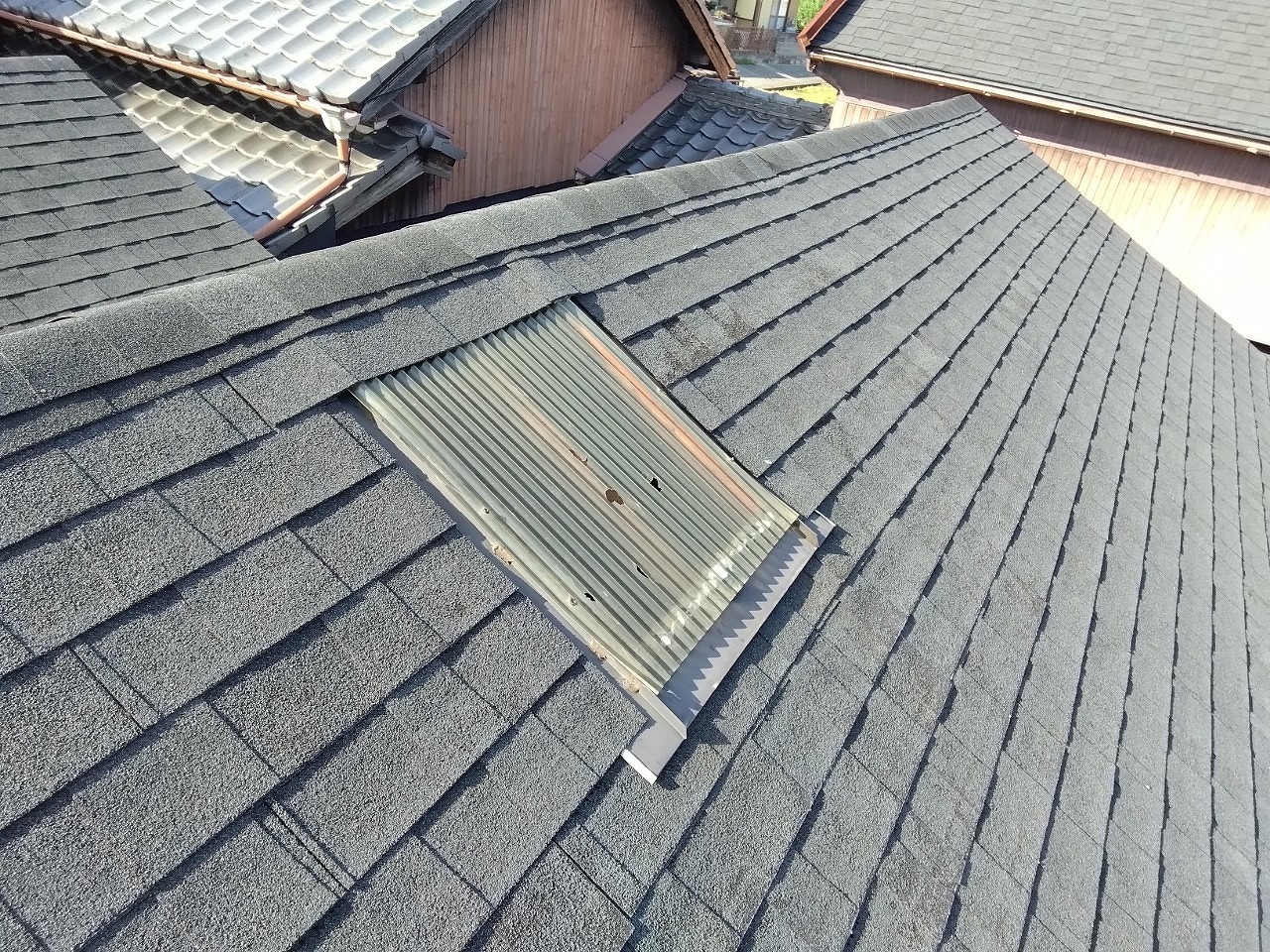 波板の天窓、雹害で穴あき