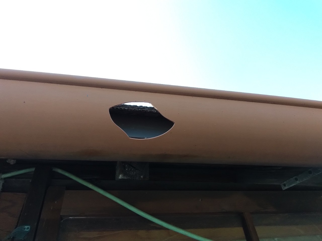 明石市　軒樋半丸　雹で穴あき