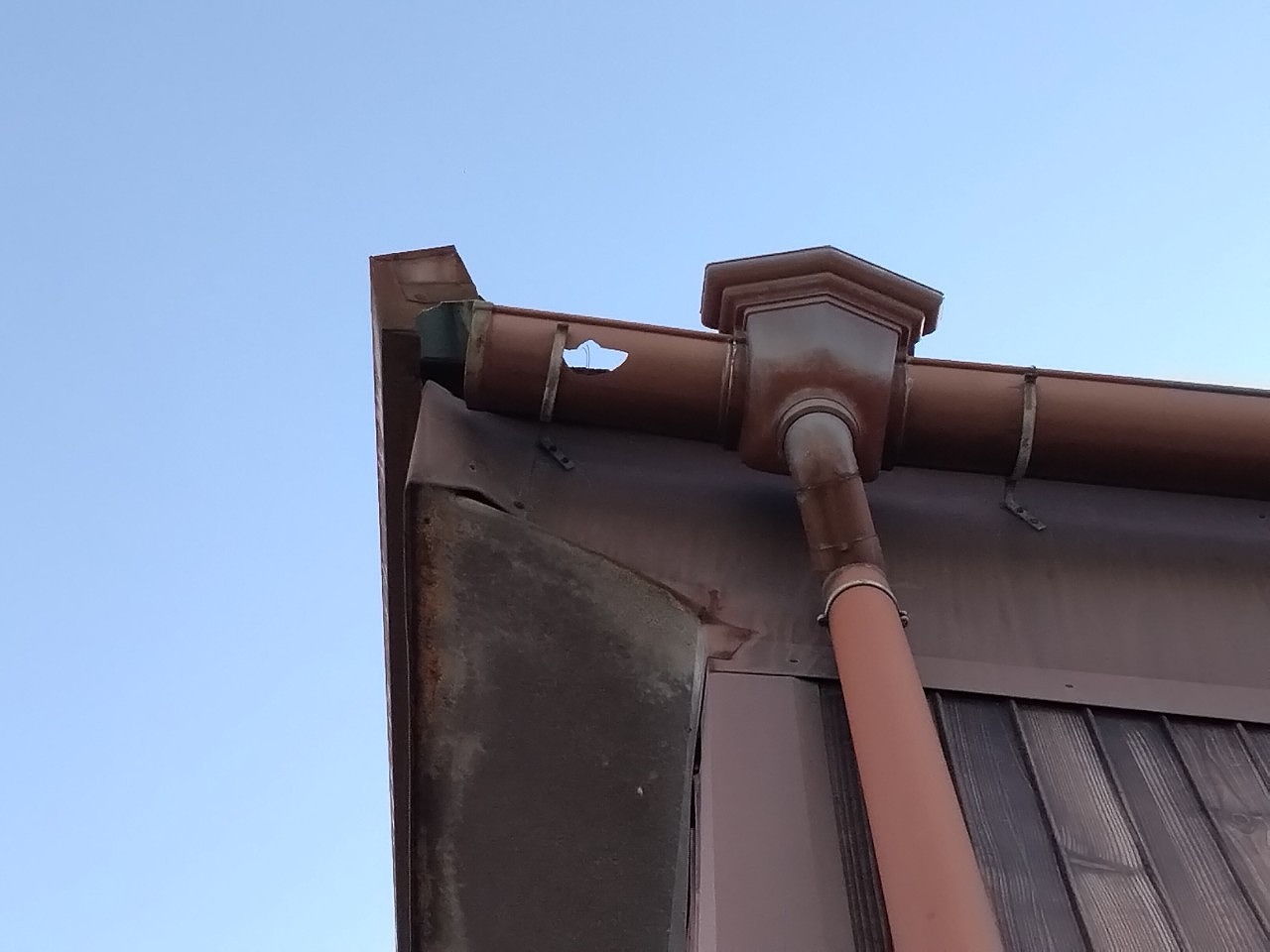 明石市　雹被害で軒どい破損