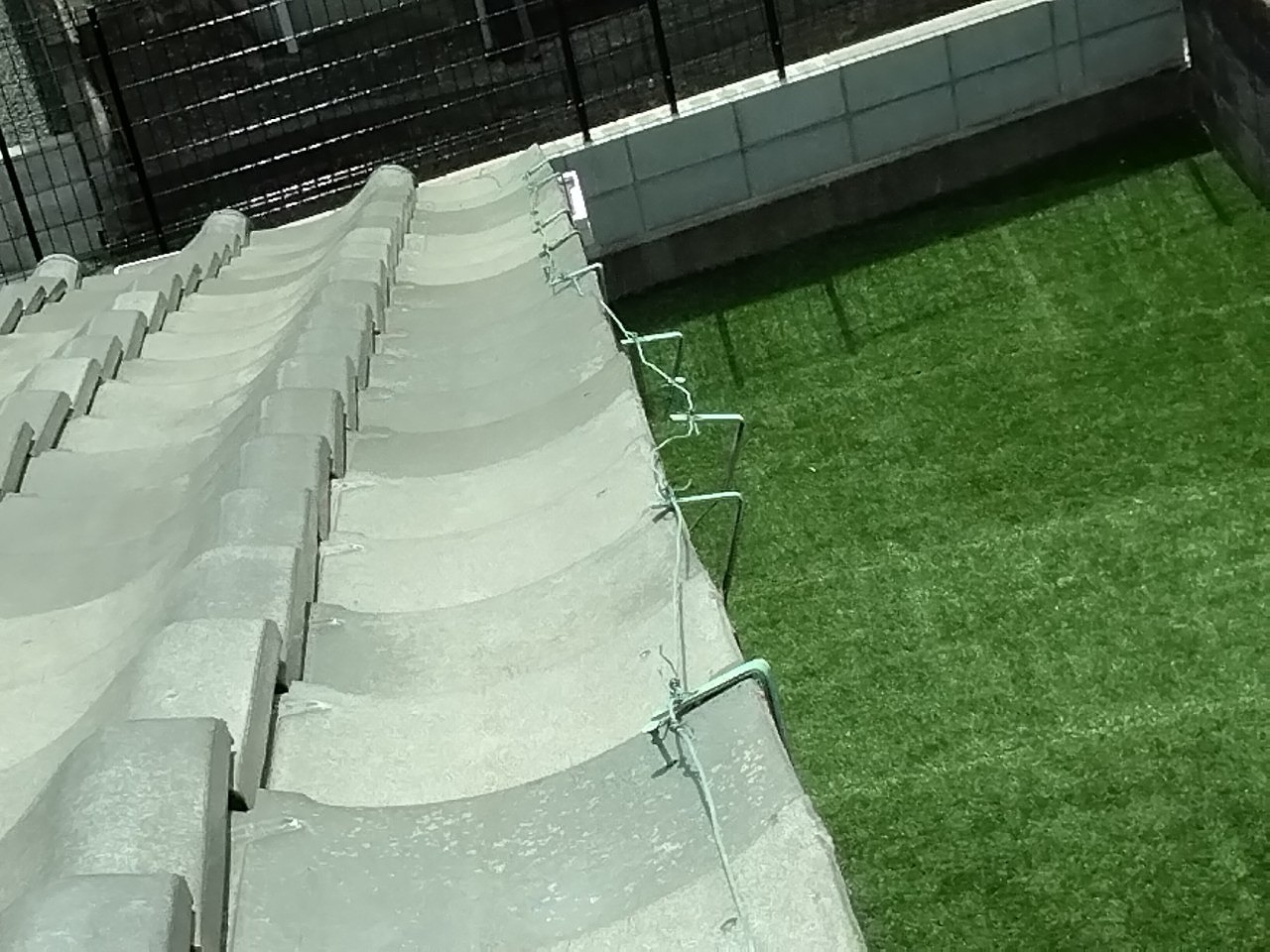 明石市　袖瓦のズレ止め金具が雹で外れる