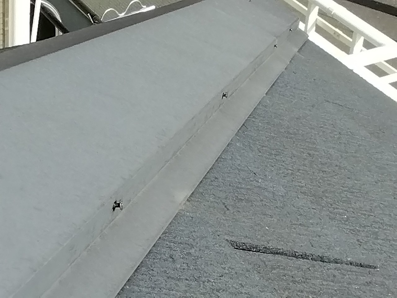 加古郡稲美町　棟包み板金の釘浮き