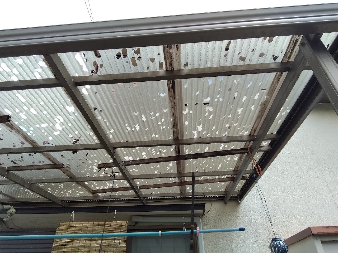 加古川市　雹被害で波板貫通