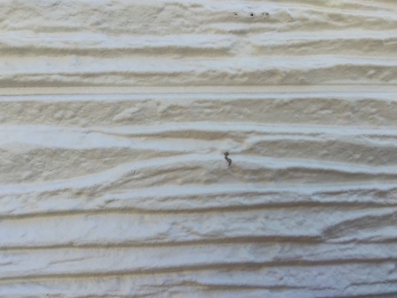 ひょうで壁にキズ