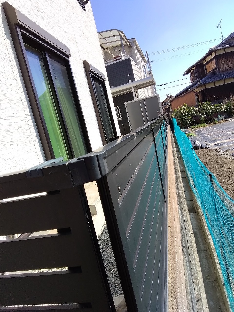 外構フェンス歪み