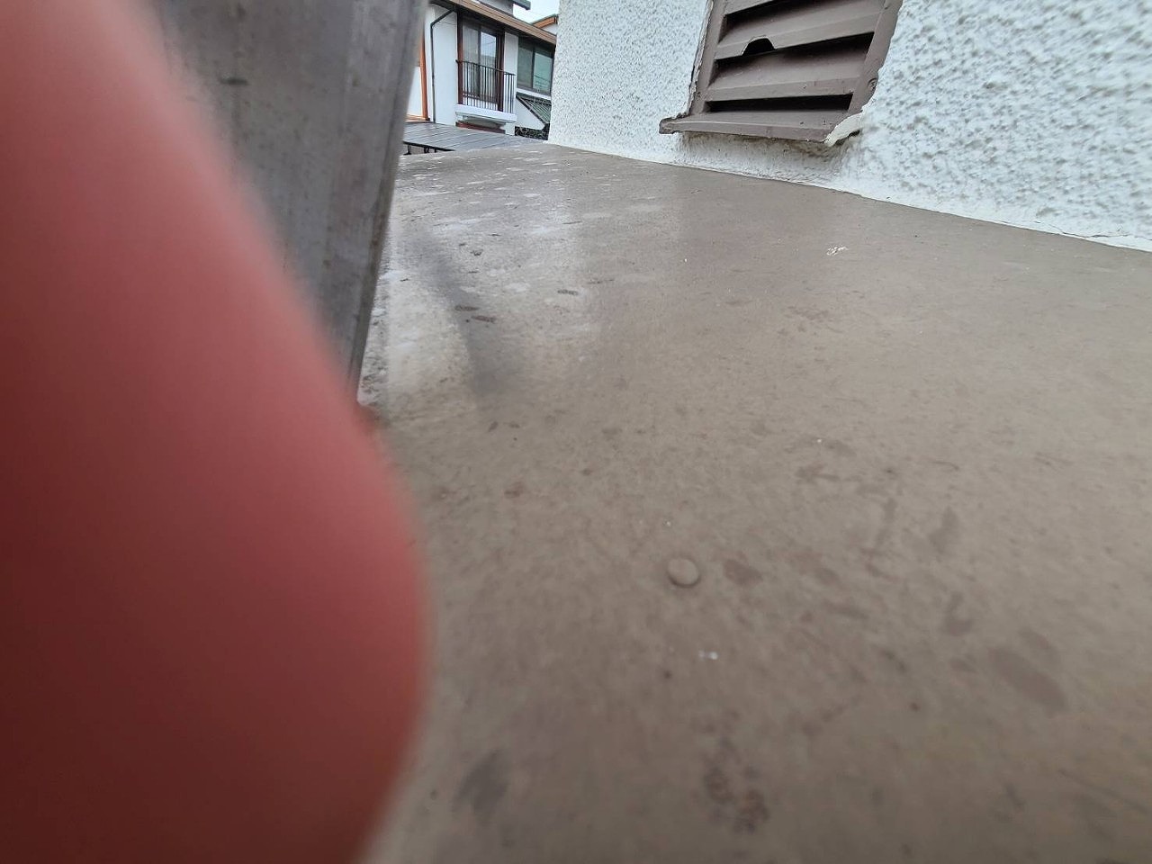 加古川市　雹で外壁換気口割れ