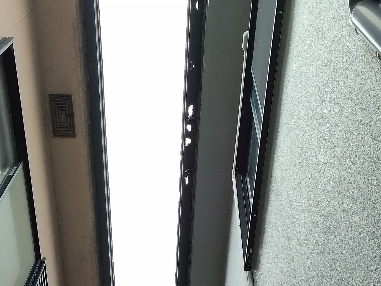 明石市　雹被害で軒樋が貫通した