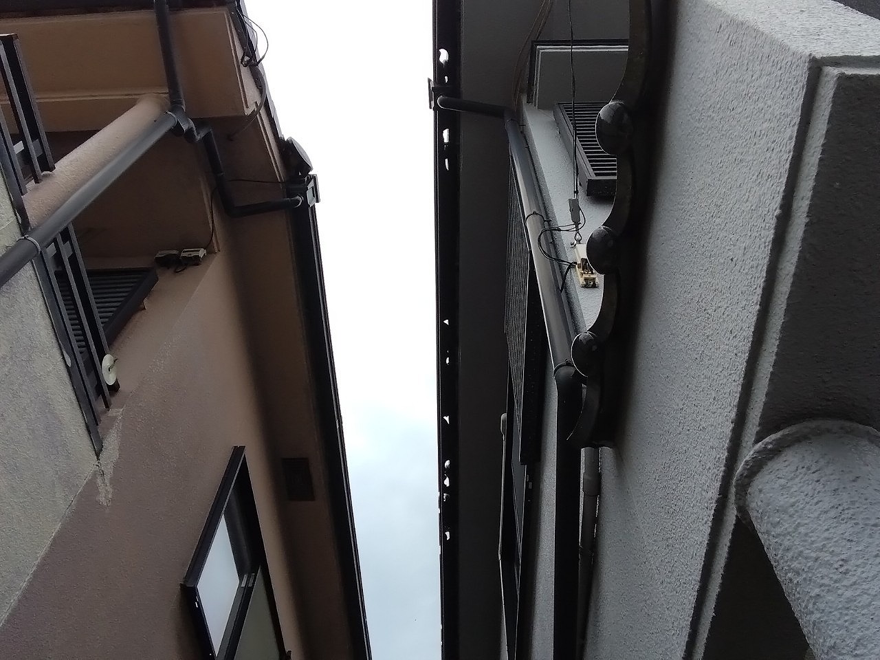 明石市　雹害で樋(とい)に穴開き