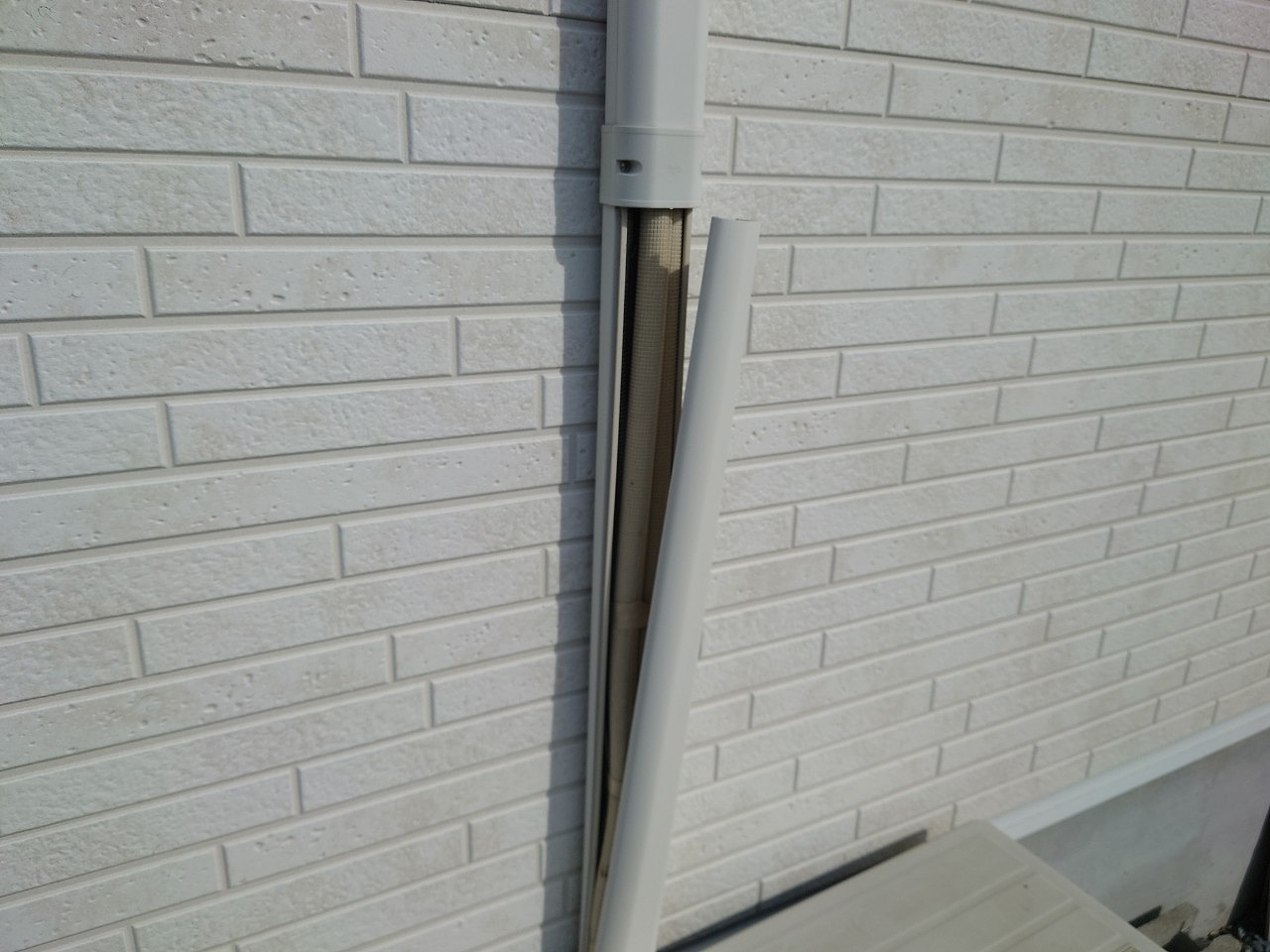 加古郡稲美町　エアコンカバーの外れ