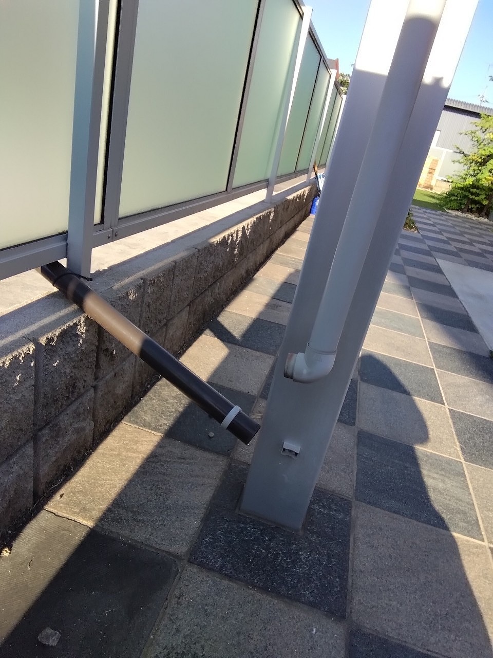 加古川市　カーポート強風でとい外れる