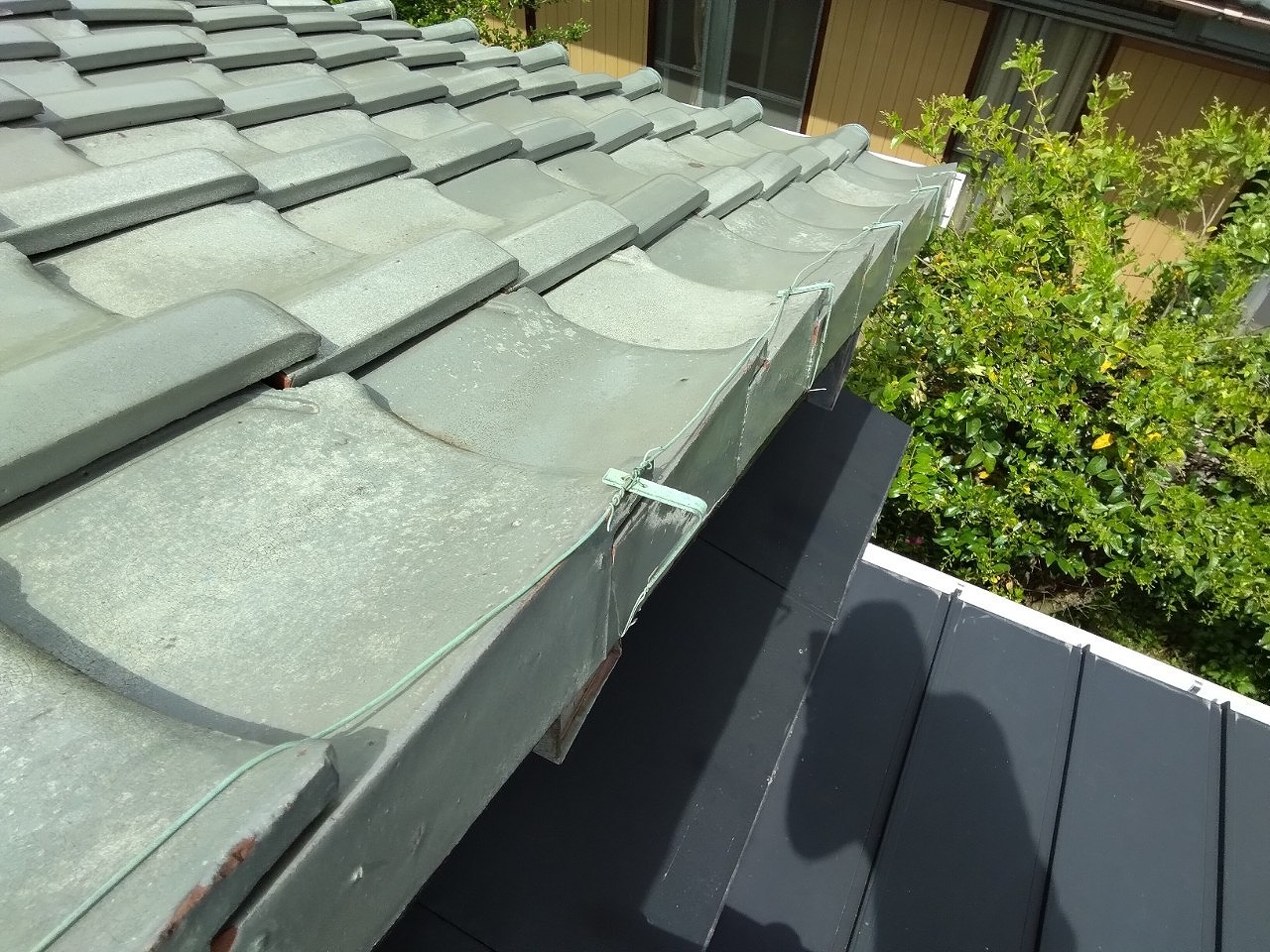 明石市　雹被害で袖瓦の固定金具破損