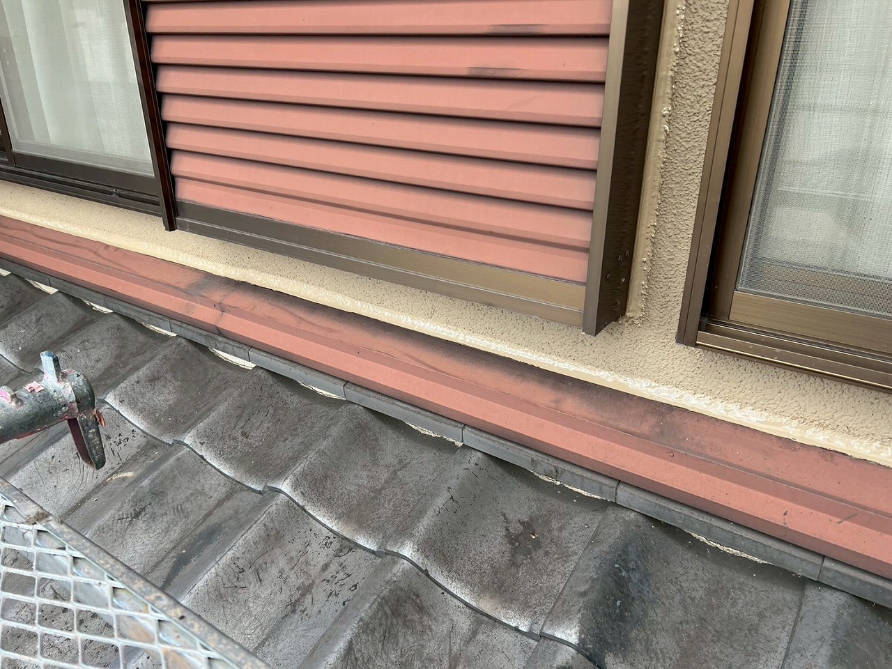 壁際雨押え板金天端シール完成