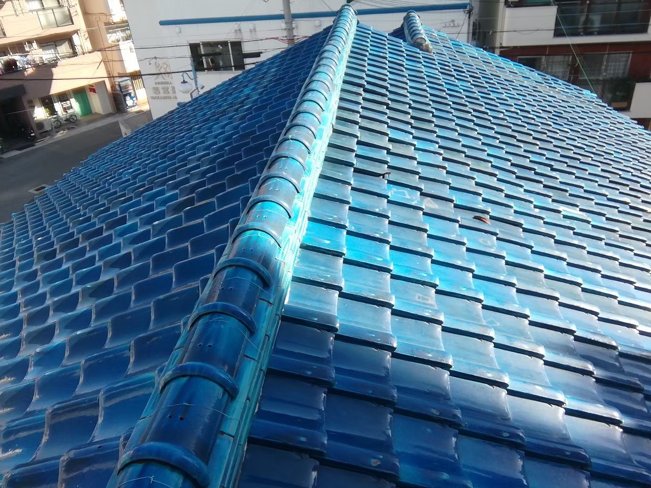 青緑瓦　切妻屋根