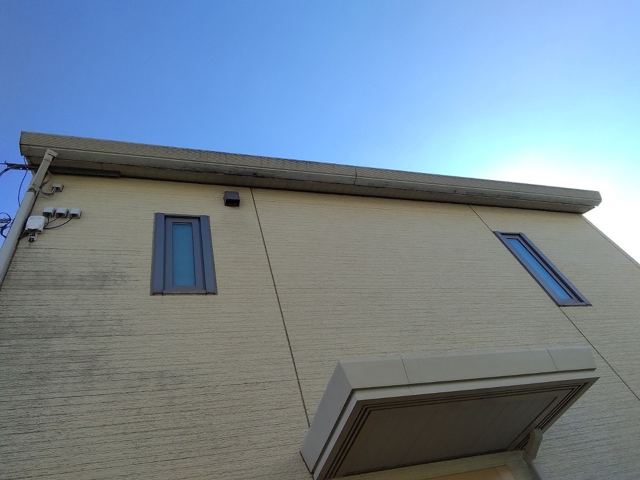 加古川市　強風で軒樋に汚れ