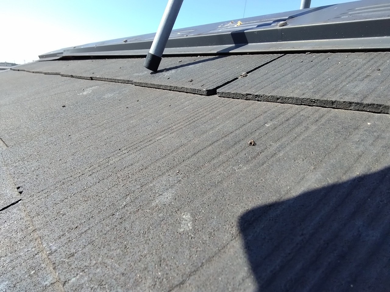 スレート屋根　棟包み板金の浮き