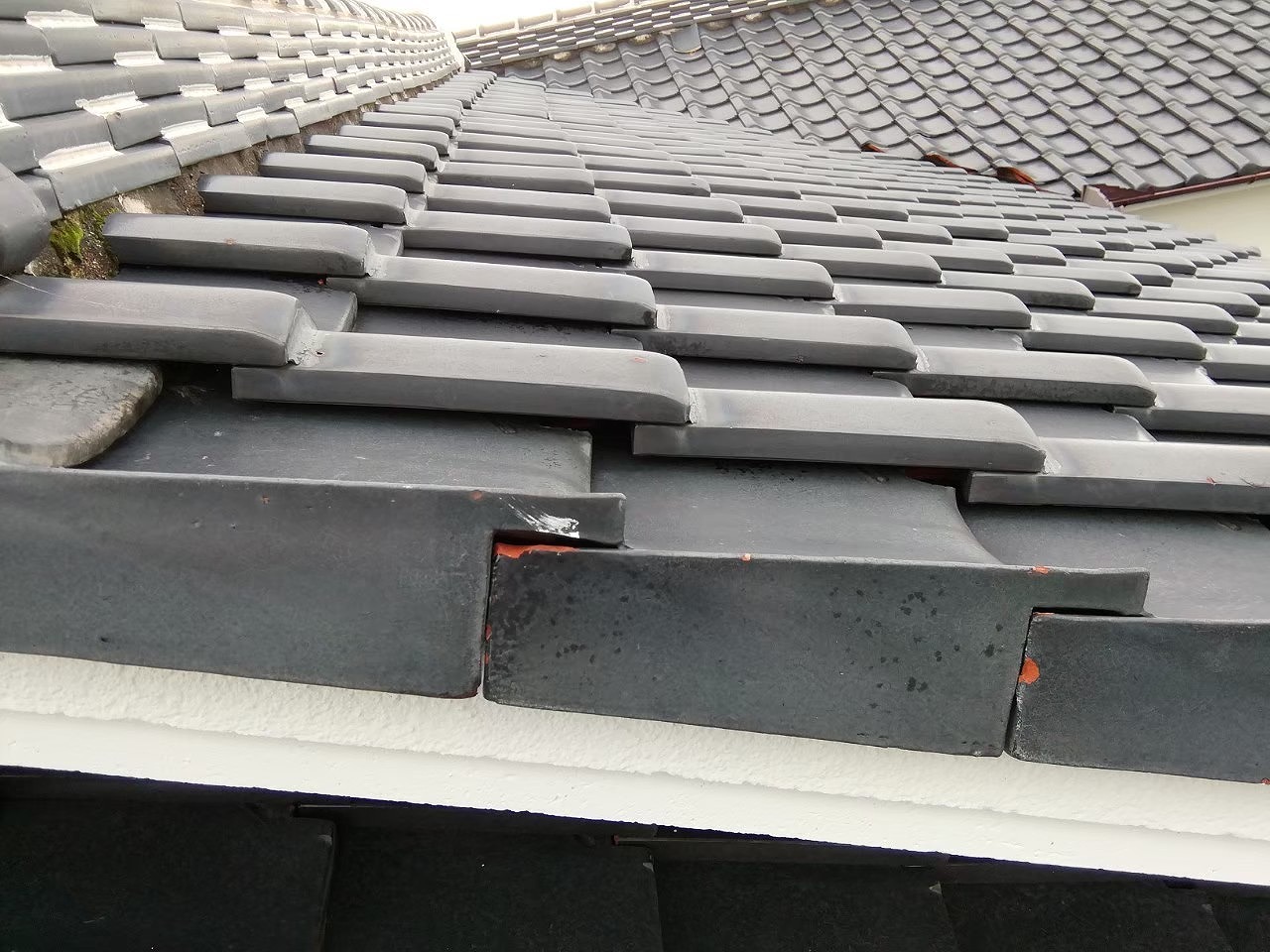 銀黒色　袖瓦ズレ