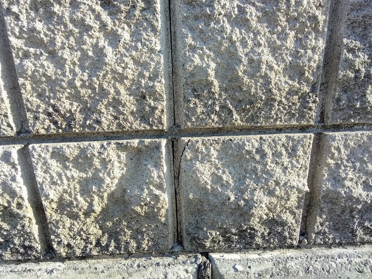 加古川市　雹でフェンス基礎にひび