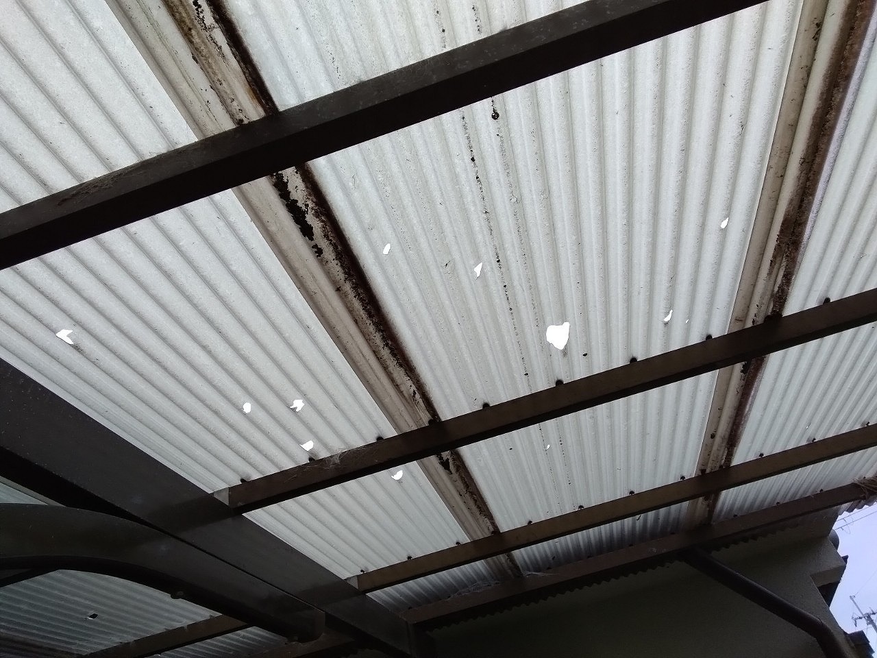 加古郡稲美町　雹でカーポート屋根に穴あき