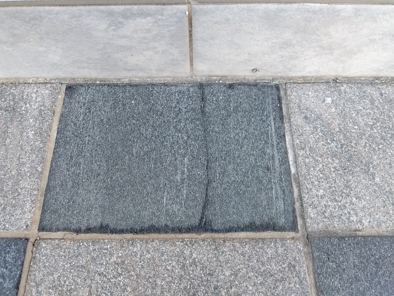 加古川市　雹被害でタイルひび