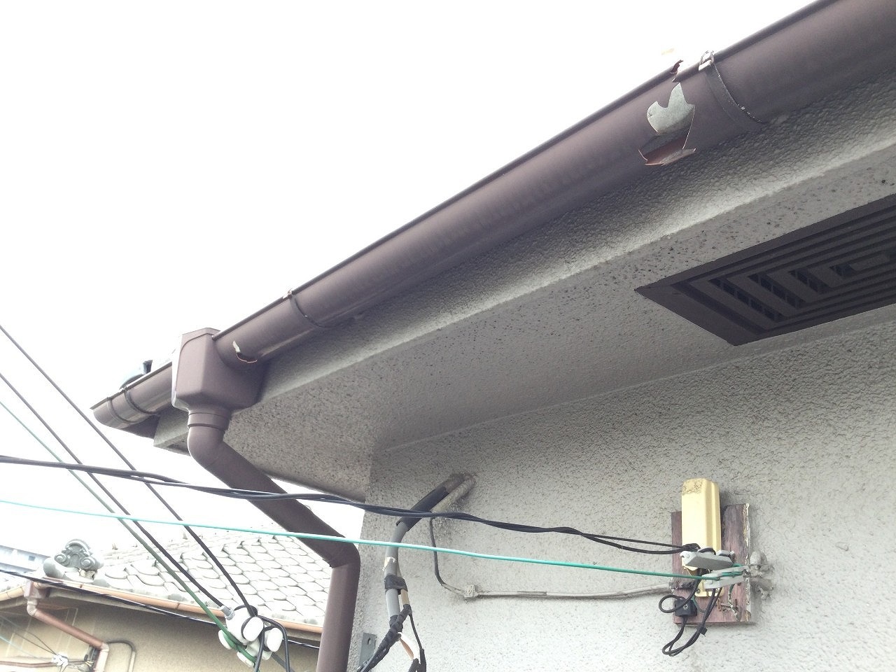 加古川市　ひょうで軒樋に穴あき