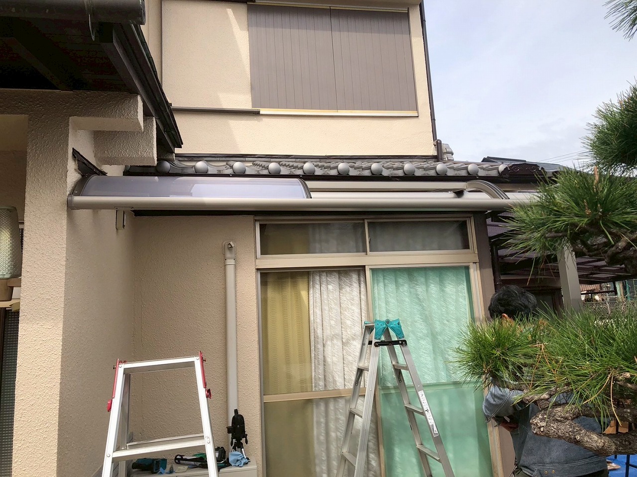 テラス屋根　ポリカーボネート施工