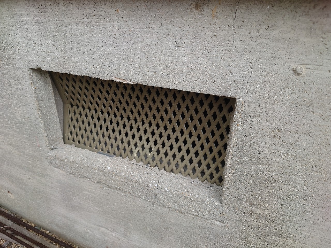 加古川市　換気口周りのモルタル亀裂