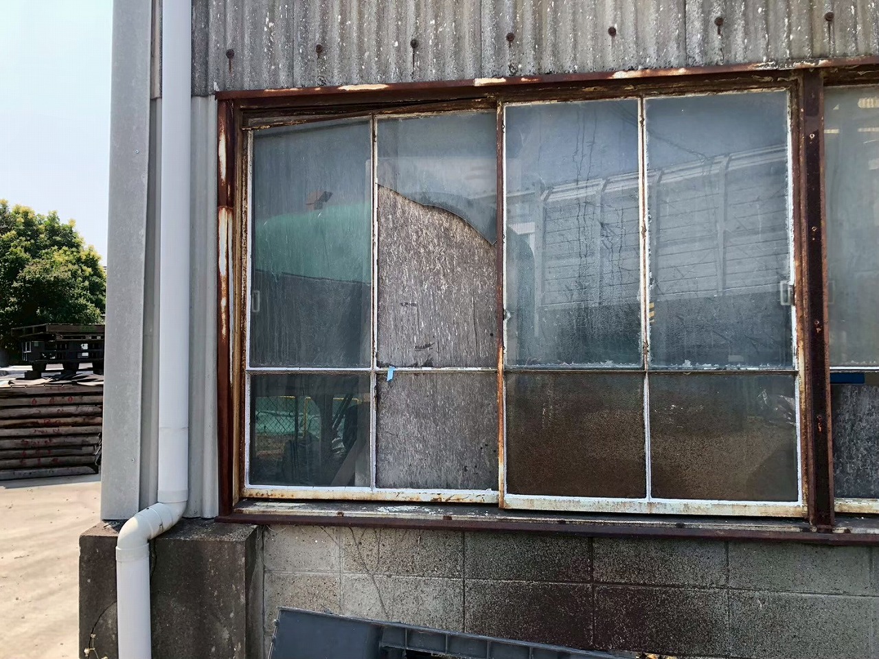 加古川市で工場窓破損