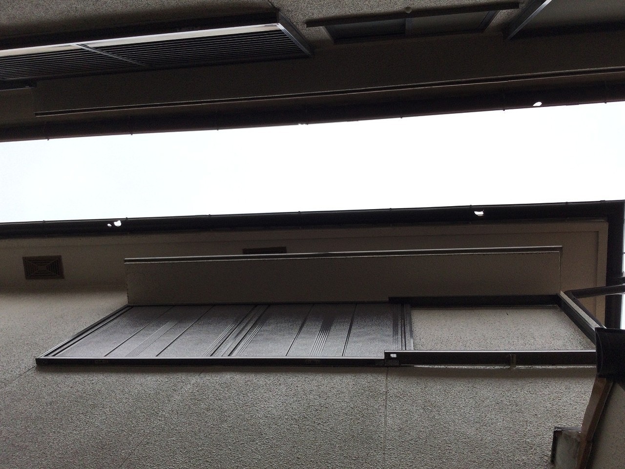 加古川市　雹災害でとい穴開き