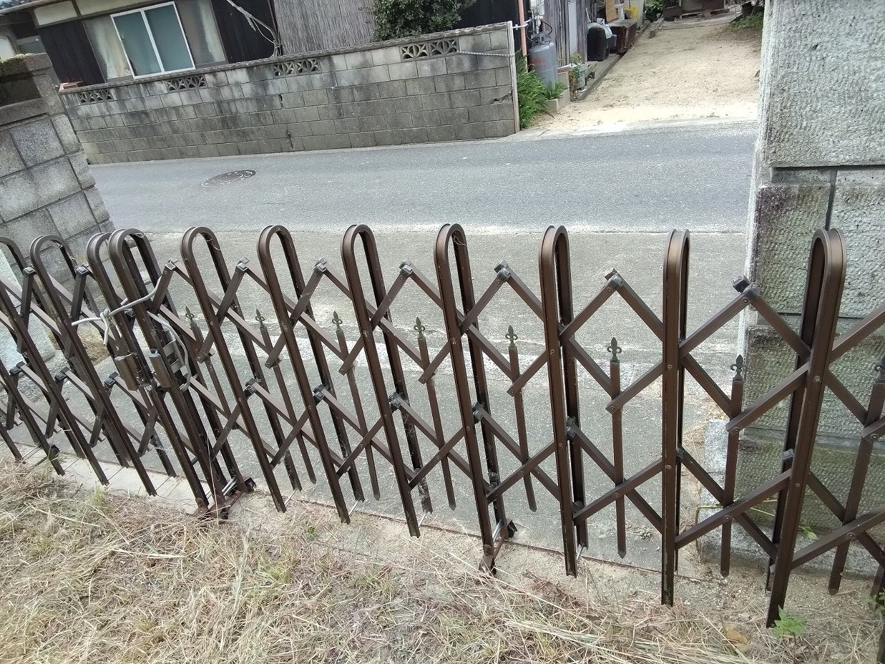 加古川市　アコーディオン門扉破損