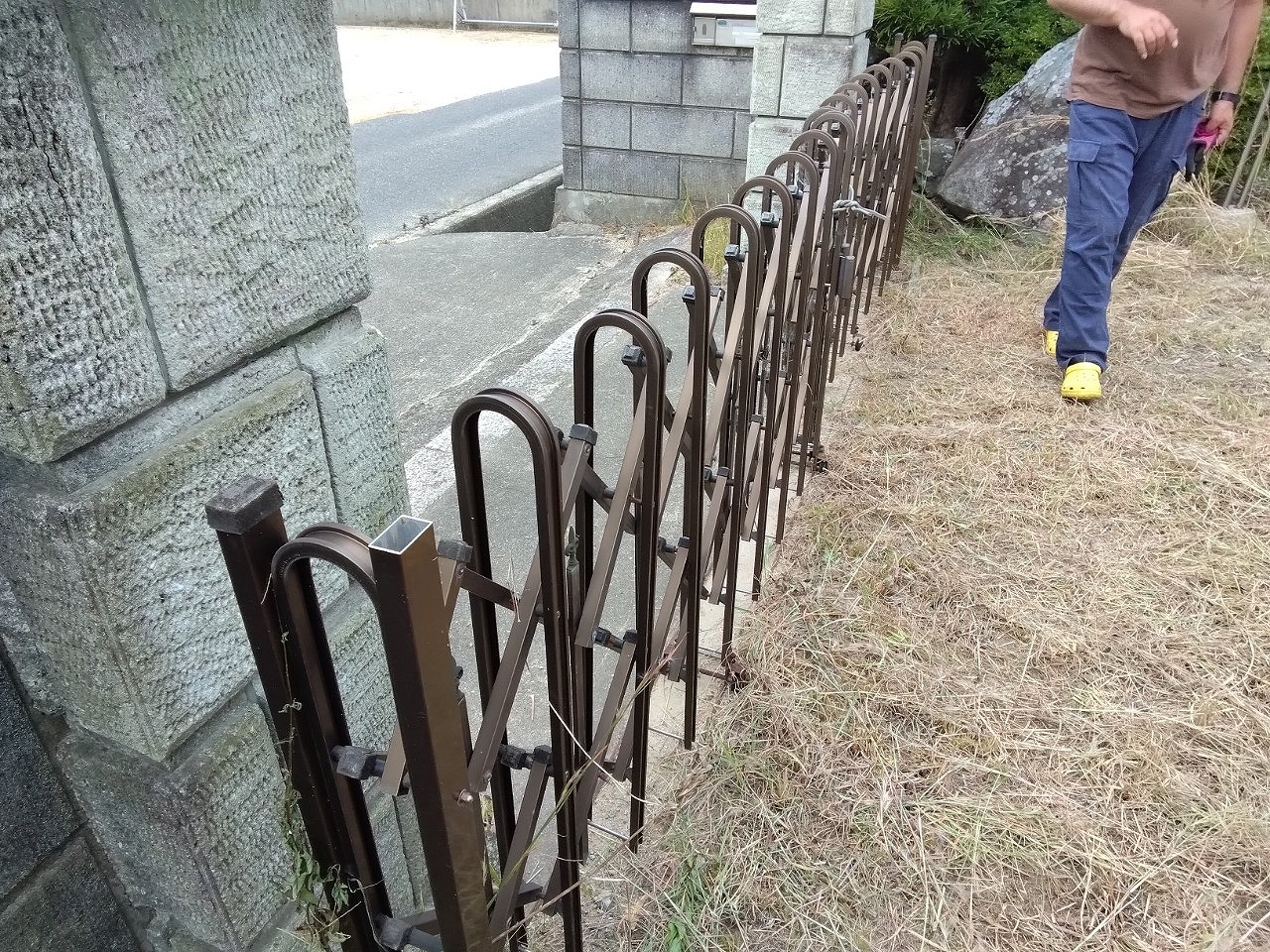 加古川市　ジャバラ門扉　台風で破損