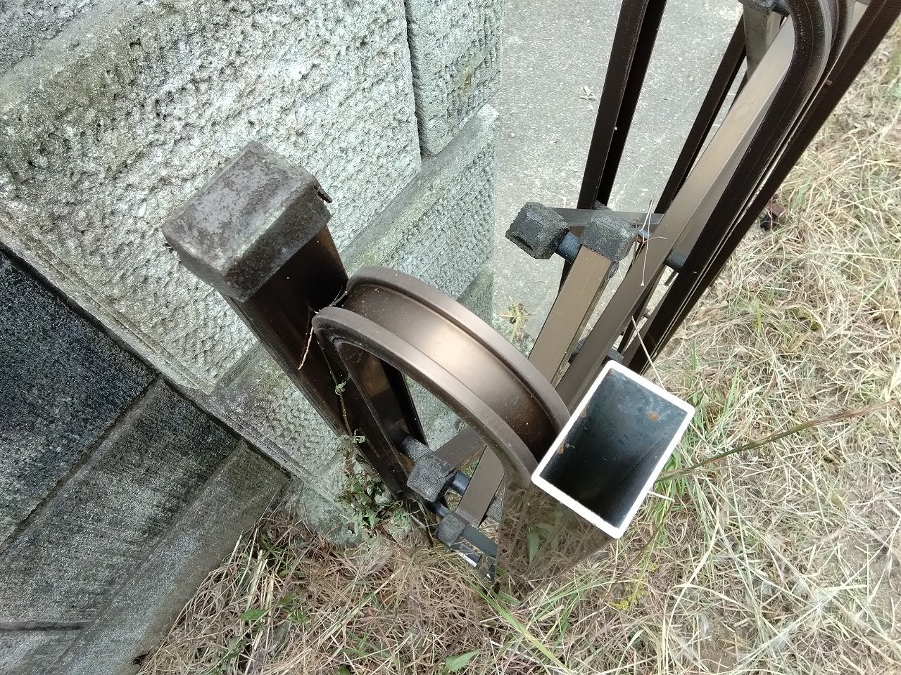 加古川市　アコーディオン門扉のキャップが飛散