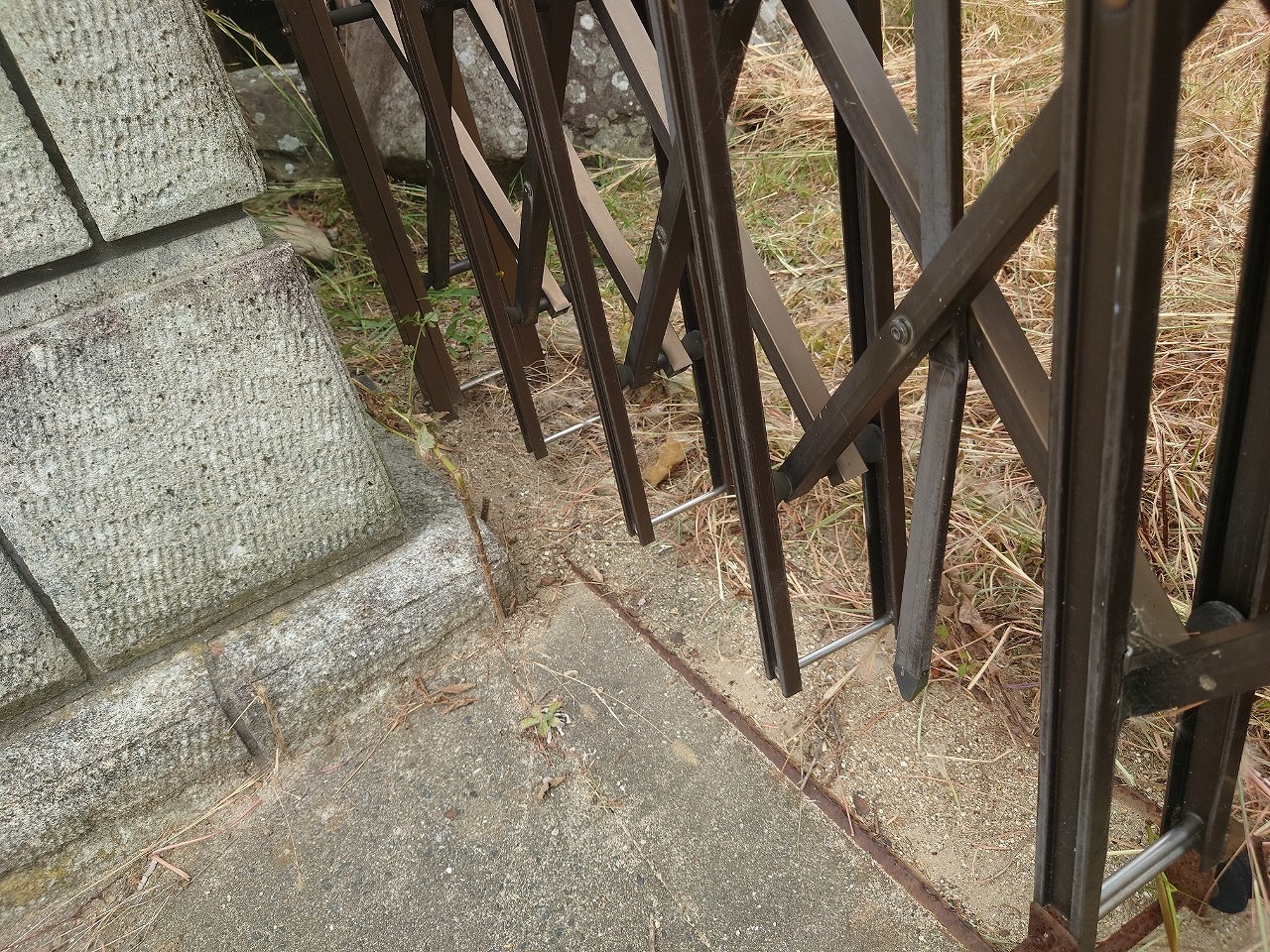 加古川市　伸縮門扉、台風で破損