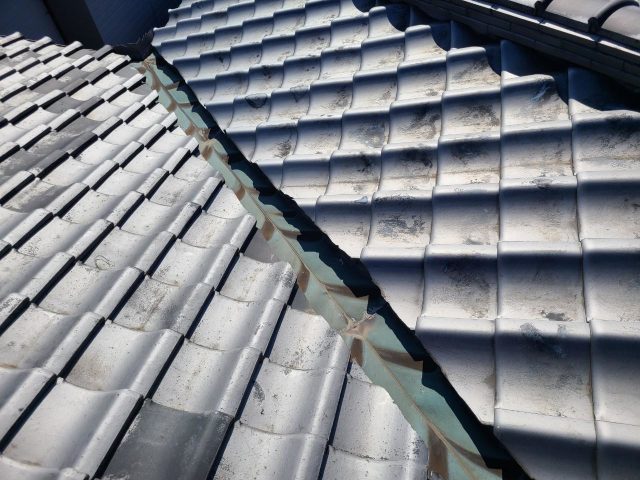 加古川市　雨漏り　谷板金　施工前
