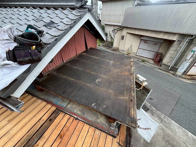 明石市　日本家屋屋根の傷んだ防水シート