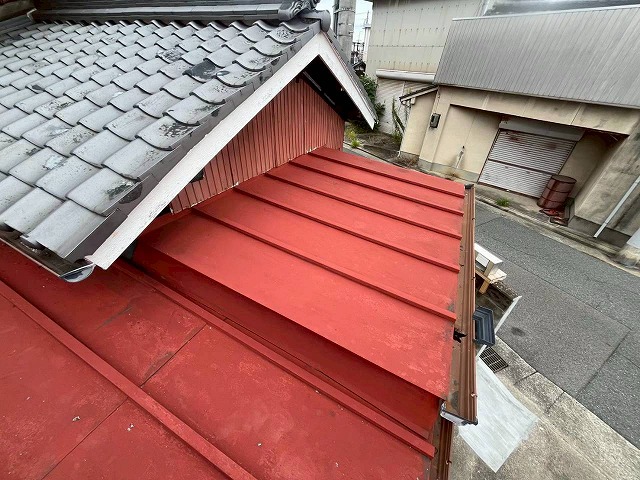 明石市　日本家屋屋根の色褪せ