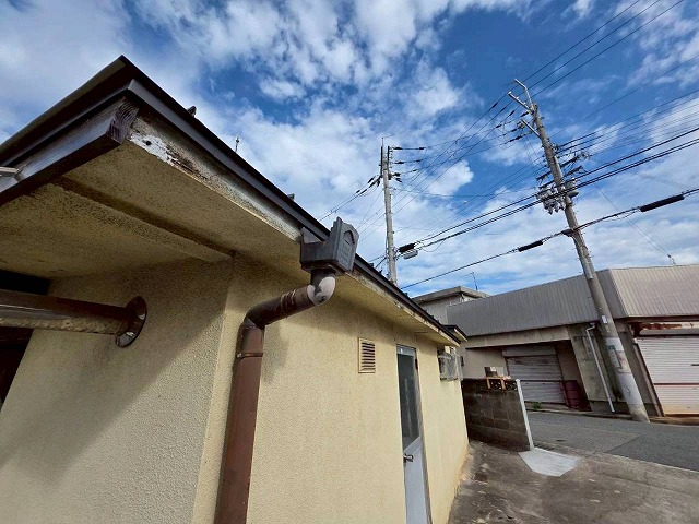 明石市　日本家屋屋根の割れた雨樋
