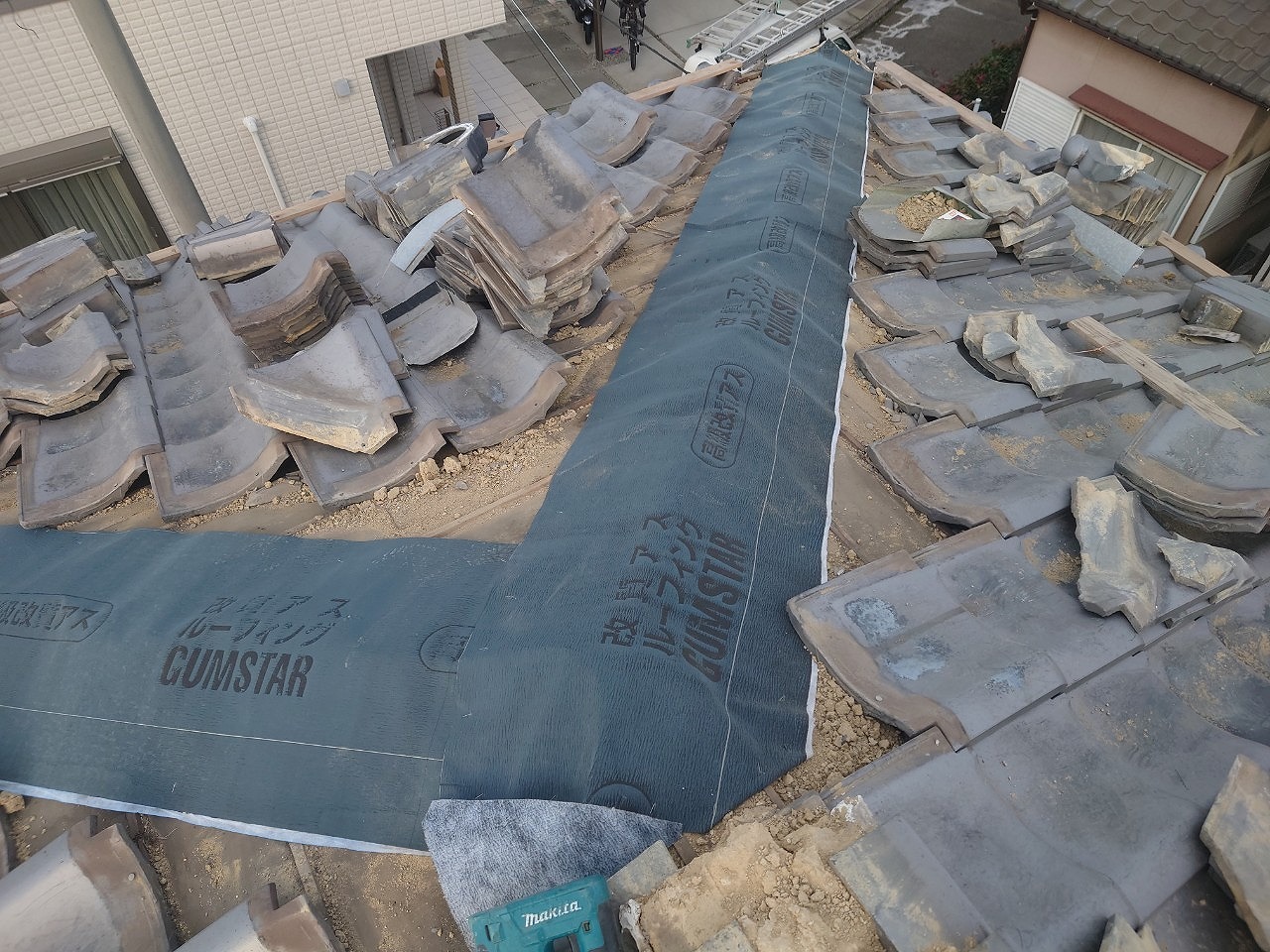 隅棟ゴムアスルーフィング敷設