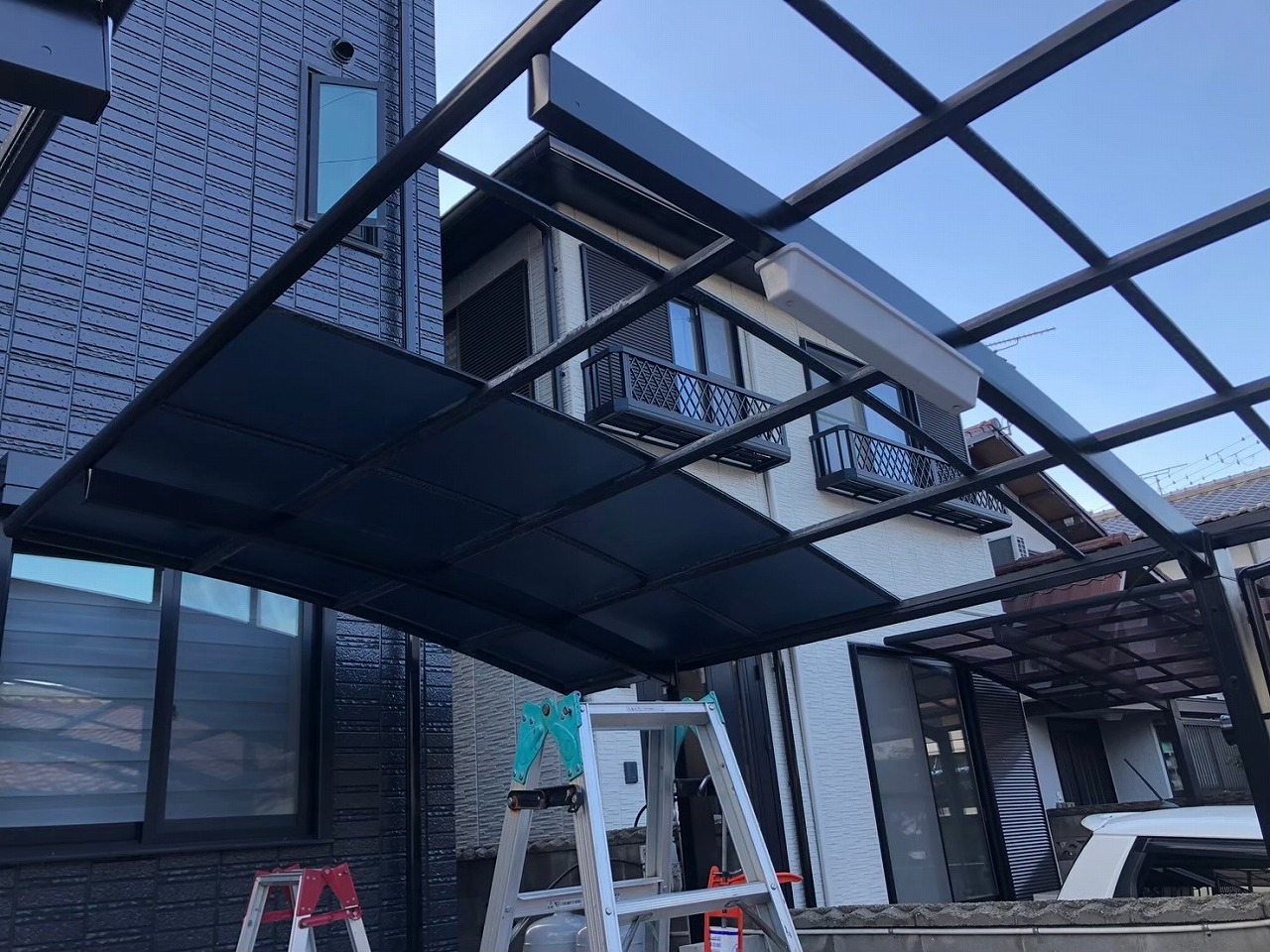 新設ポリカ屋根施工中