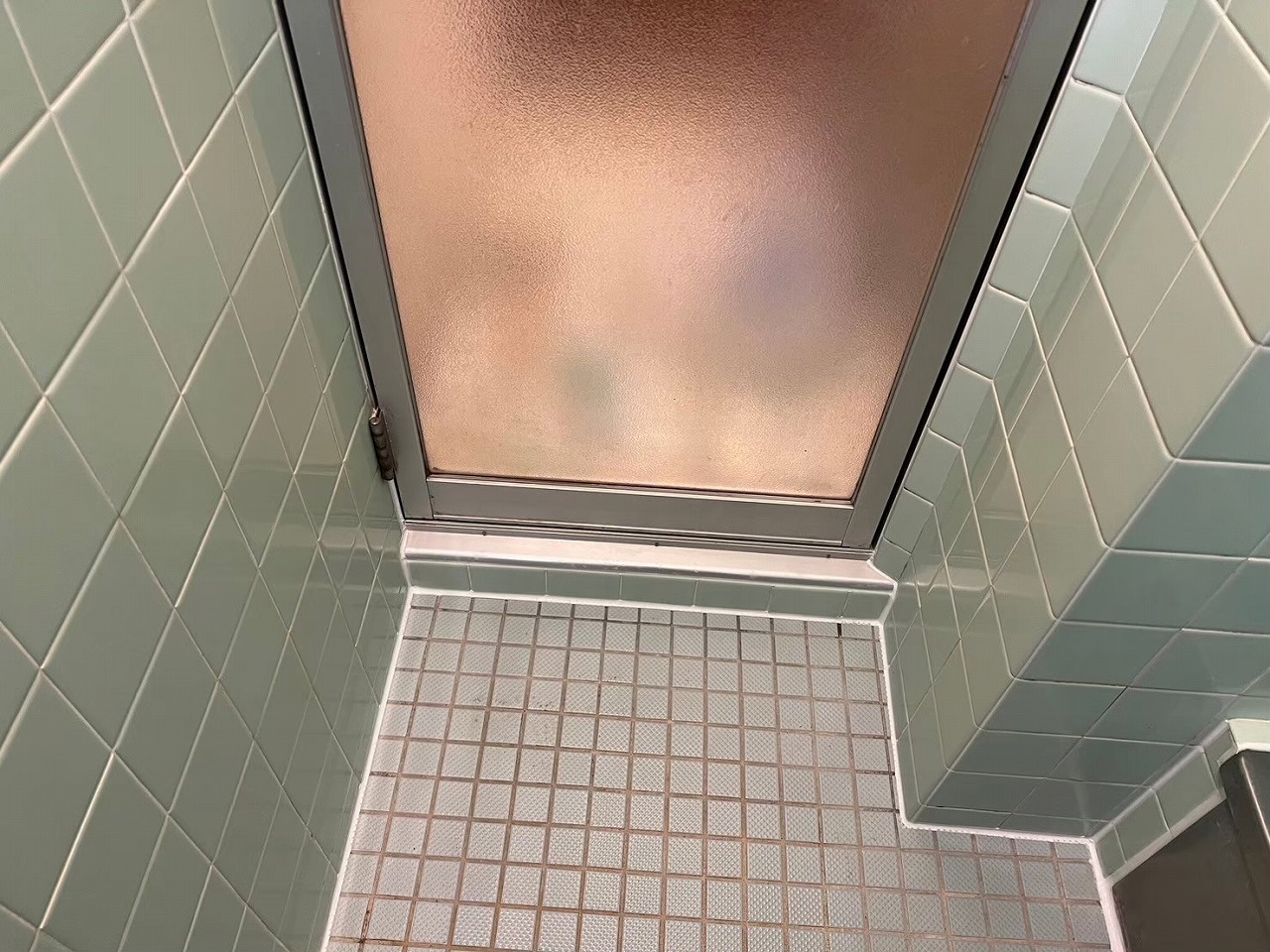 風呂場のドア廻り変成シリコン