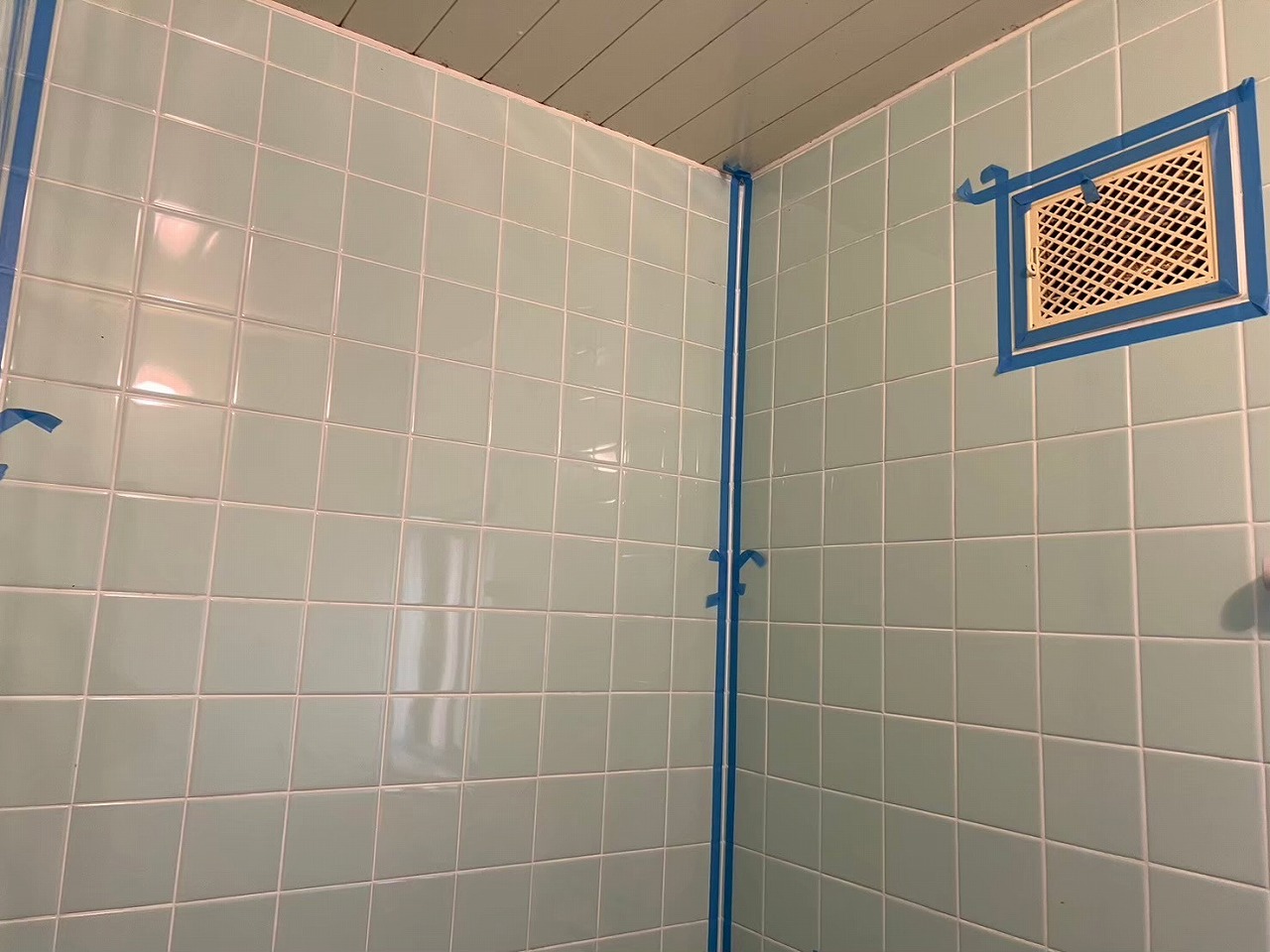 風呂場のシーリング　マスキングテープ